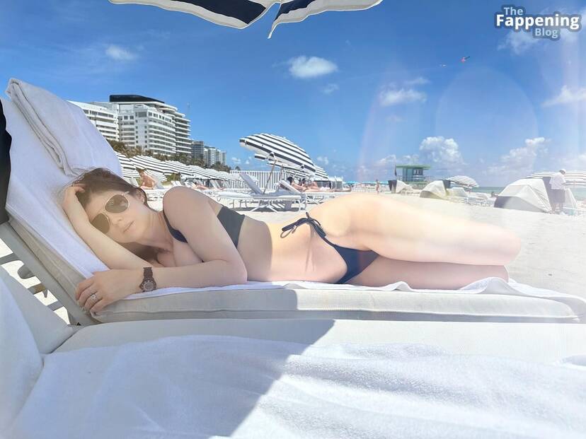 Alexandra Daddario Sexy 1