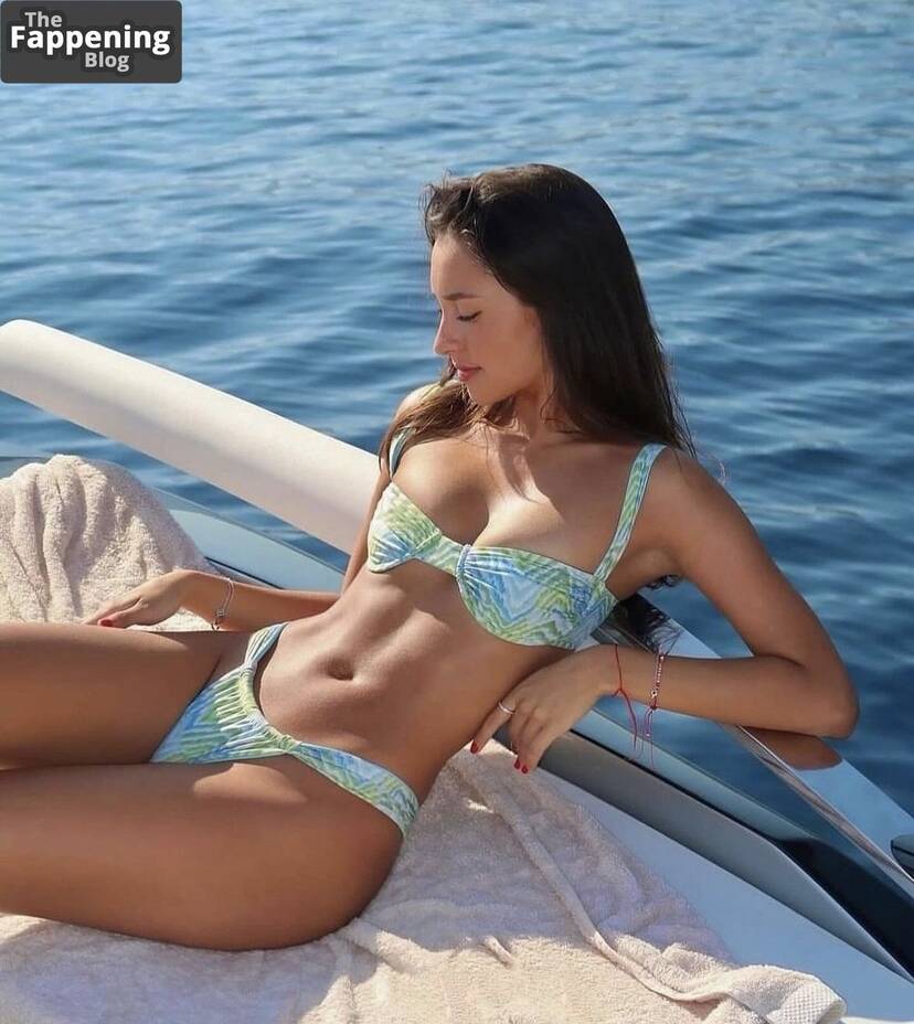 Alexandra Saint Mleux Sexy 1