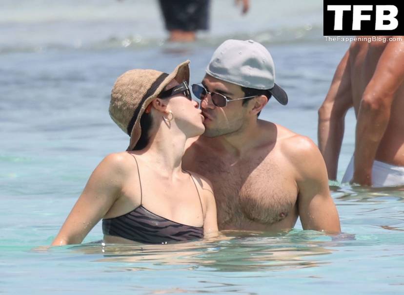 Aurora Ramazzotti Sexy Bikini 1