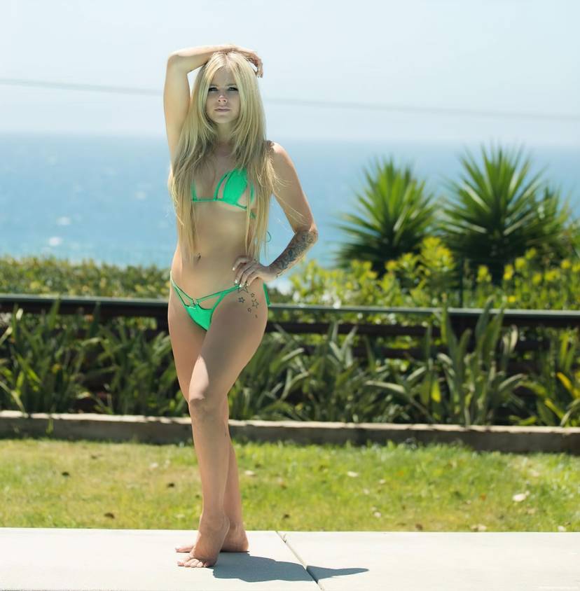 Avril Lavigne Sexy 4
