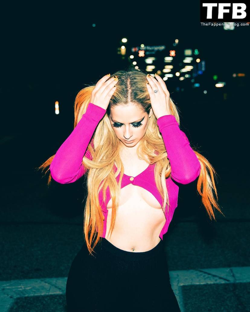 Avril Lavigne Braless 5
