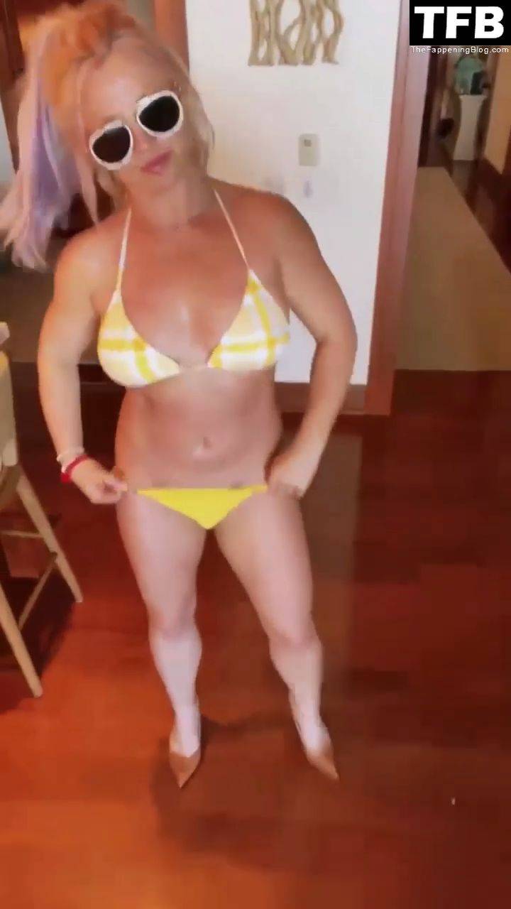 Britney Spears Sexy Bikini 1