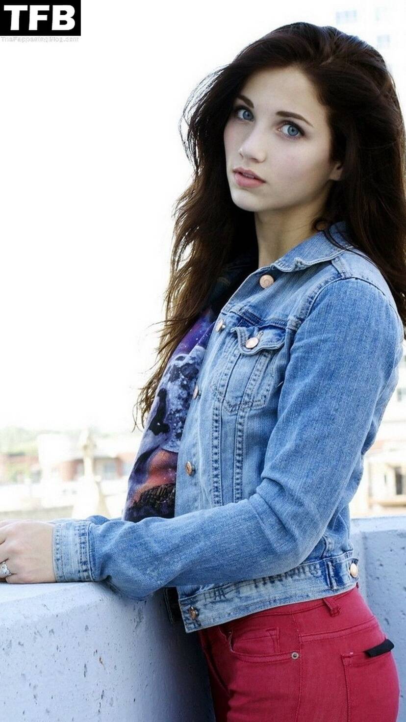 Emily Rudd Sexy 1