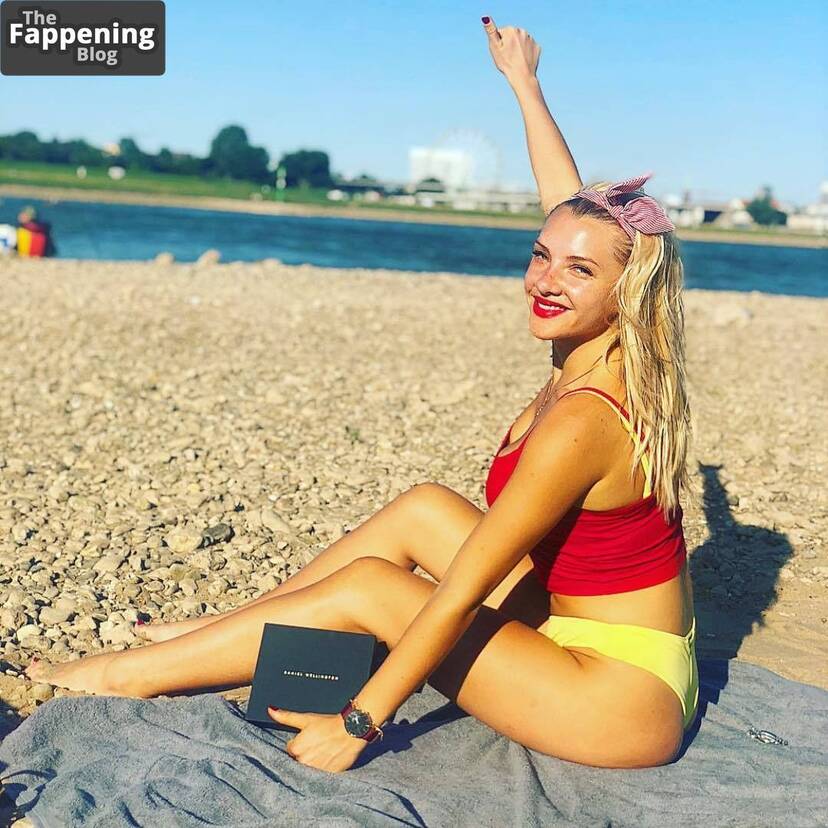 Evelyn Burdecki Sexy Topless 1