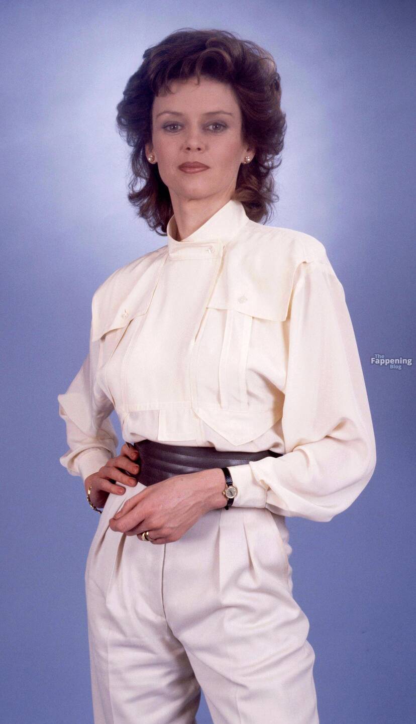 Gabrielle Drake Nude Sexy 1