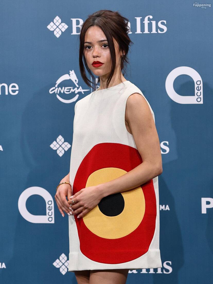 Jenna Ortega Sexy Legs 1