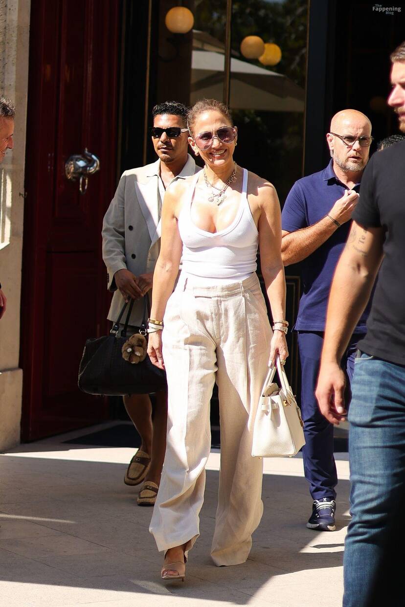 Jennifer Lopez Cleavage 1