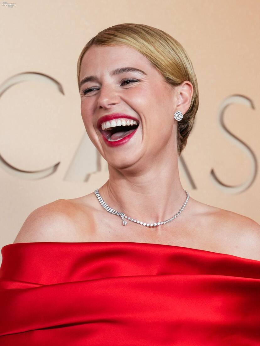 Jessie Buckley Sexy 1