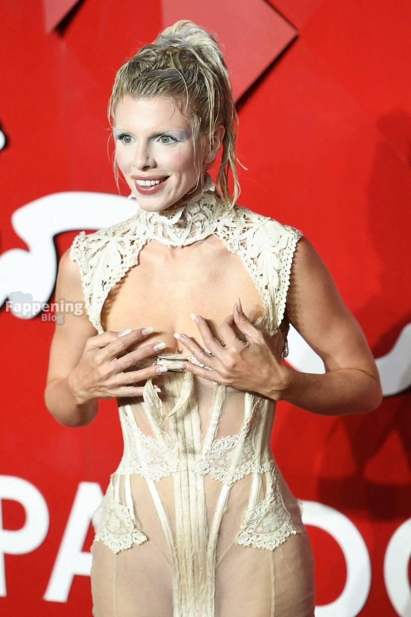 Julia Fox Sexy 1