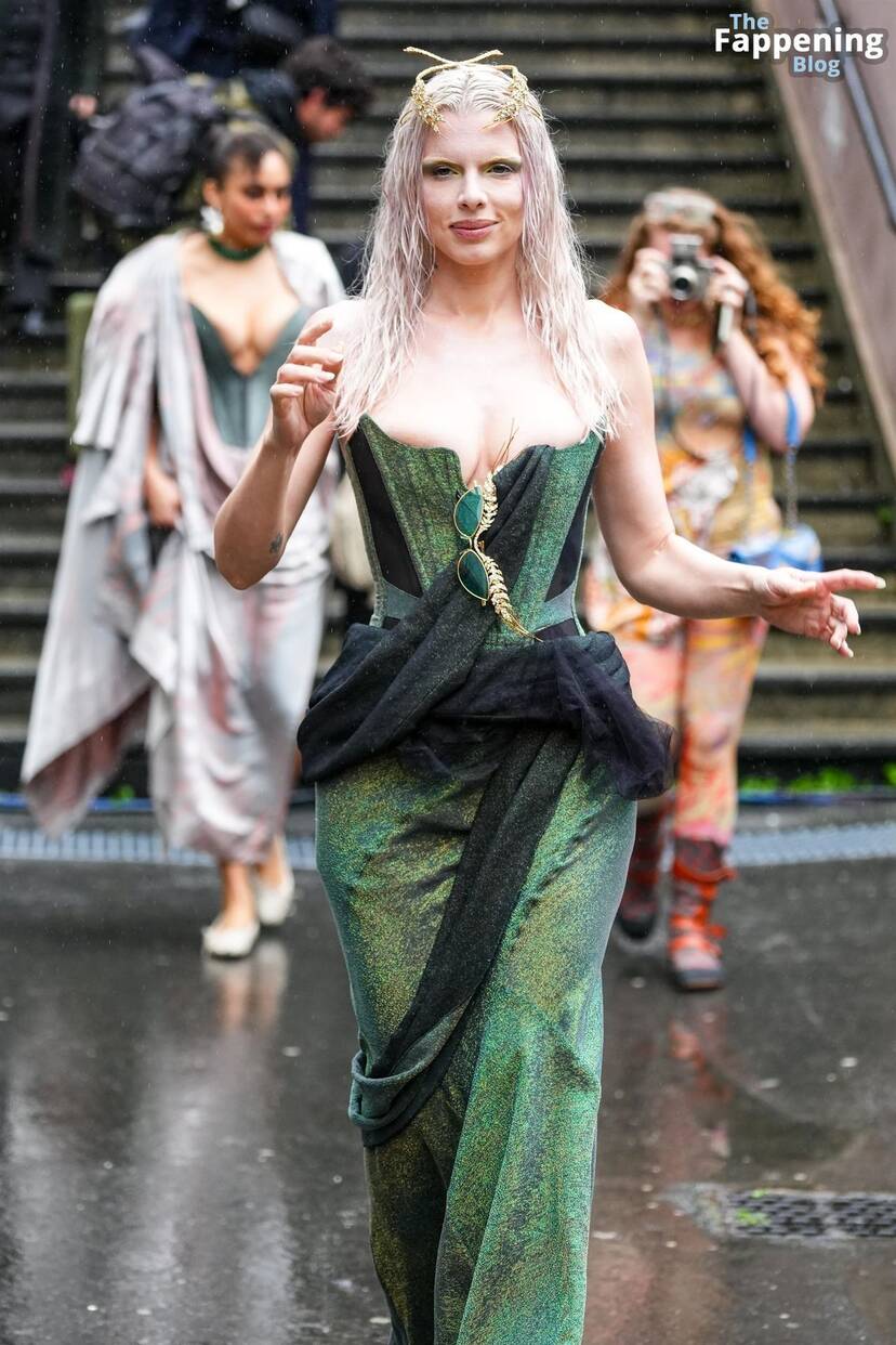 Julia Fox Cleavage 1