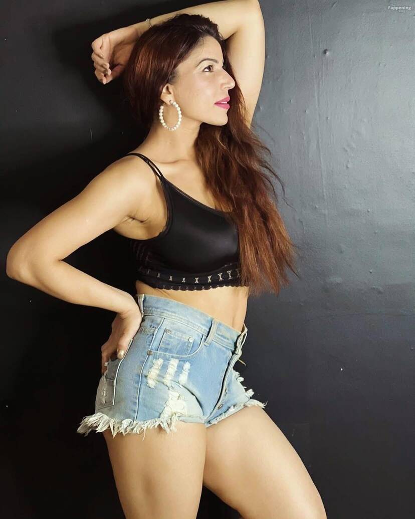 Maahi Khan Sexy 1
