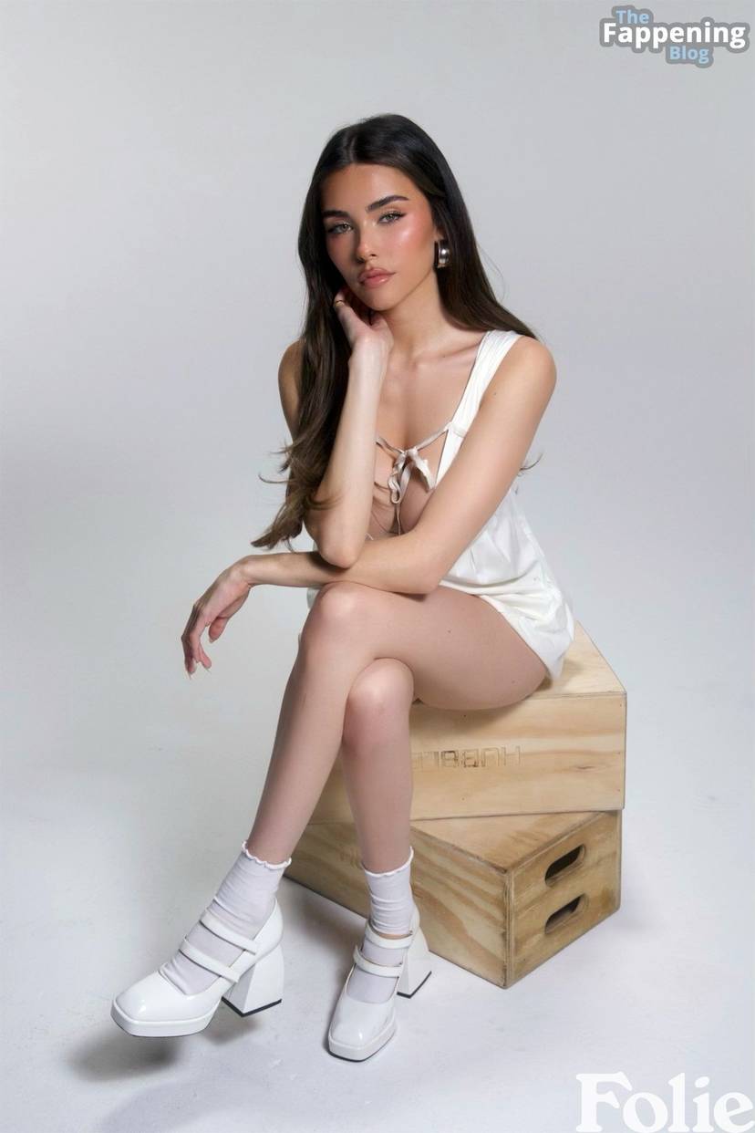 Madison Beer Sexy Cleavage Legs 1