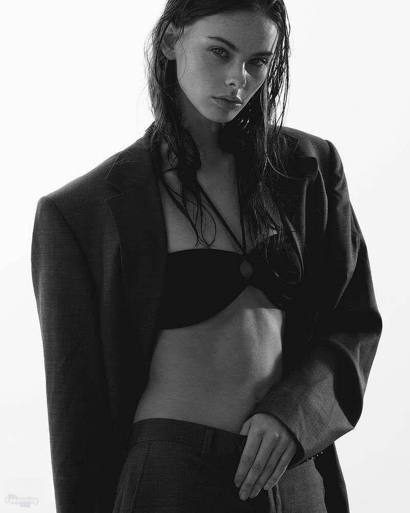 Meika Woollard Nude Sexy 1