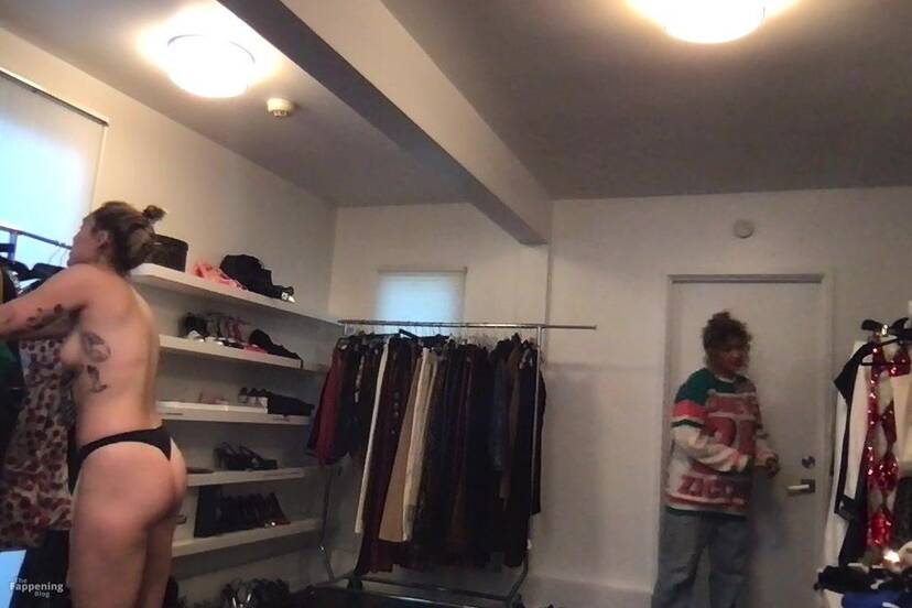 Miley Cyrus Nude Leaks 1