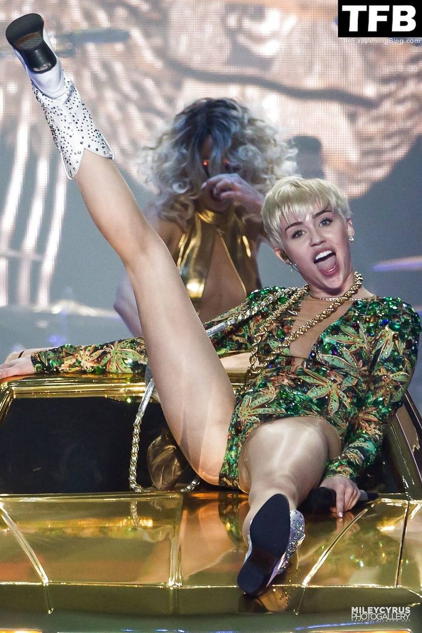 Miley Cyrus Nude Sexy 69