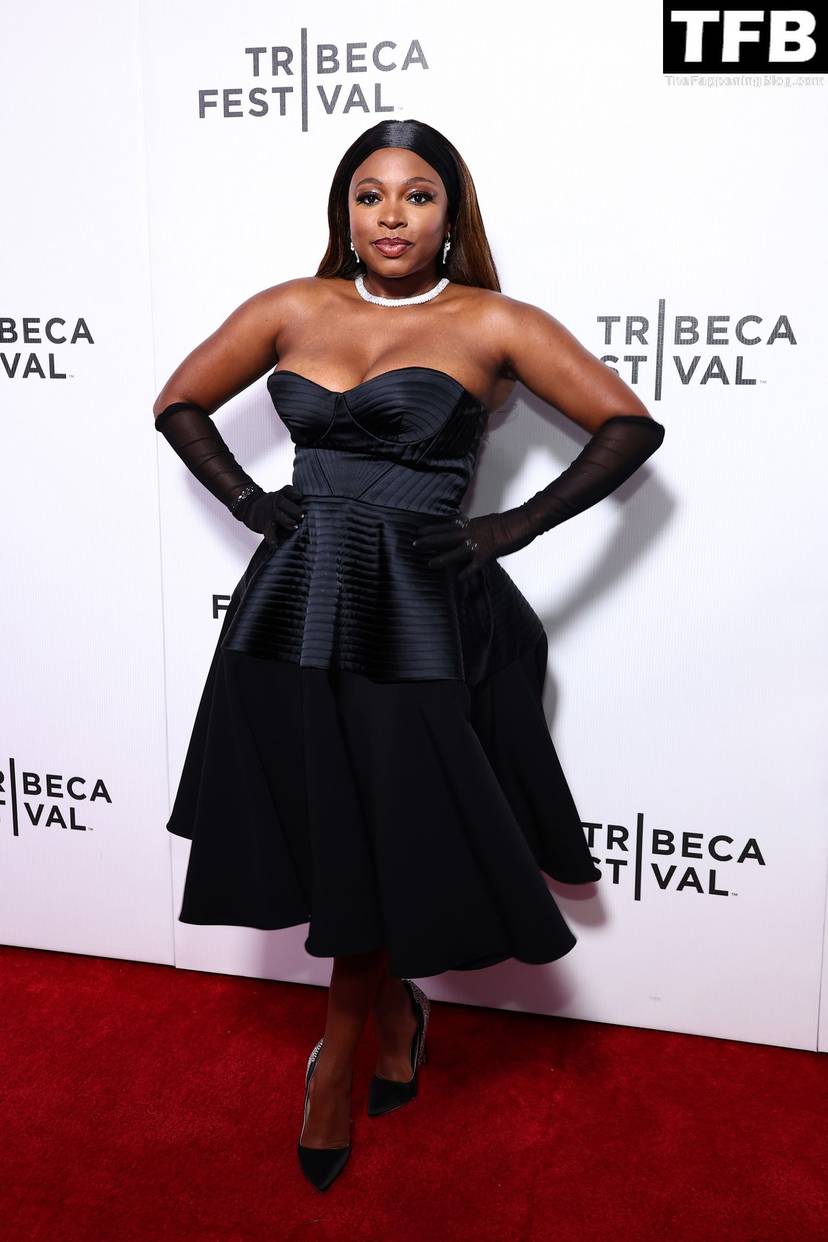 Naturi Naughton Cleavage 1