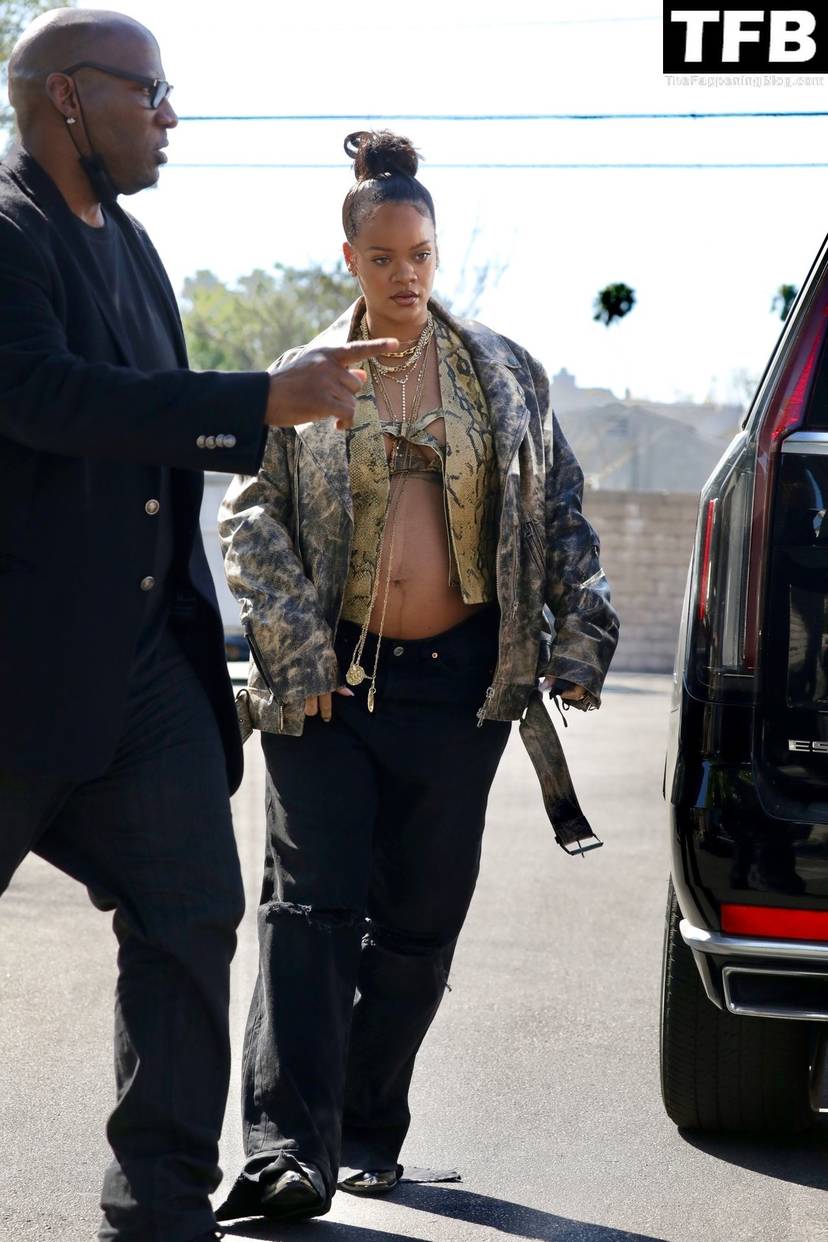 Rihanna Sexy Boobs 37
