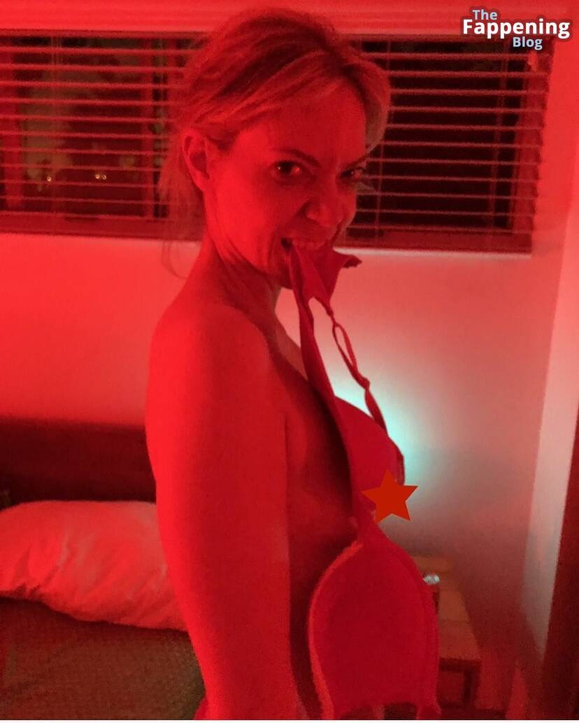 Riki Lindhome Nude Sexy 1
