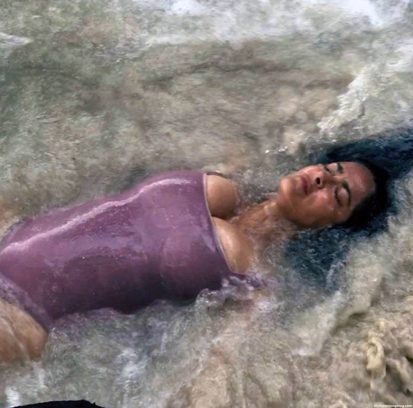 Salma Hayek Nude Sexy Leaked 17
