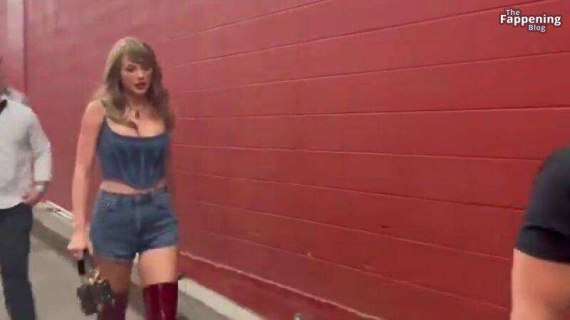 Taylor Swift Sexy Tits Legs 1