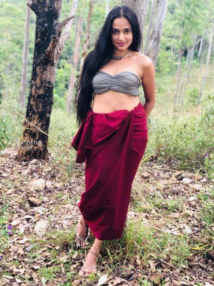 Udari Warnakulasooriya Sexy 1